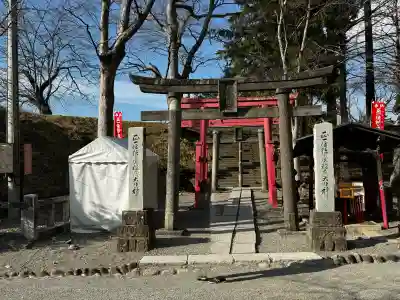 鶴ケ城稲荷神社の{uncategorized: "未分類", other: "その他", undefined: "問題あり", building: "その他建物", grave: "お墓", sacred_gate: "鳥居", guardian: "狛犬", statue: "像", buddha: "仏像", history: "歴史", nature: "自然", garden: "庭園", animal: "動物", pagoda: "塔", temizu: "手水舎", mountain_gate: "山門・神門", sanctuary: "本殿・本堂", subordinate: "末社・摂社", art: "芸術", scenery: "景色", jizo: "地蔵", ema: "絵馬", goshuin: "御朱印", omikuji: "おみくじ", items: "授与品その他", amulet: "お守り", goshuincho: "御朱印帳", eats: "食事", festival: "お祭り", votive_dance: "神楽", shichigosan: "七五三参", wedding: "結婚式", experience: "体験その他", initially: "初詣", around: "周辺", anti_infection: "感染症対策"}