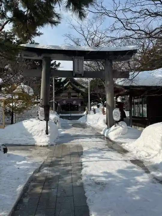 彌彦神社 (伊夜日子神社)の{uncategorized: "未分類", other: "その他", undefined: "問題あり", building: "その他建物", grave: "お墓", sacred_gate: "鳥居", guardian: "狛犬", statue: "像", buddha: "仏像", history: "歴史", nature: "自然", garden: "庭園", animal: "動物", pagoda: "塔", temizu: "手水舎", mountain_gate: "山門・神門", sanctuary: "本殿・本堂", subordinate: "末社・摂社", art: "芸術", scenery: "景色", jizo: "地蔵", ema: "絵馬", goshuin: "御朱印", omikuji: "おみくじ", items: "授与品その他", amulet: "お守り", goshuincho: "御朱印帳", eats: "食事", festival: "お祭り", votive_dance: "神楽", shichigosan: "七五三参", wedding: "結婚式", experience: "体験その他", initially: "初詣", around: "周辺", anti_infection: "感染症対策"}