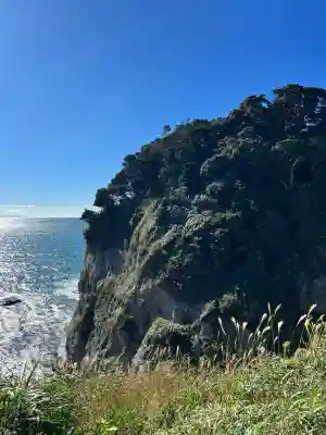 龍宮（江島神社）の{uncategorized: "未分類", other: "その他", undefined: "問題あり", building: "その他建物", grave: "お墓", sacred_gate: "鳥居", guardian: "狛犬", statue: "像", buddha: "仏像", history: "歴史", nature: "自然", garden: "庭園", animal: "動物", pagoda: "塔", temizu: "手水舎", mountain_gate: "山門・神門", sanctuary: "本殿・本堂", subordinate: "末社・摂社", art: "芸術", scenery: "景色", jizo: "地蔵", ema: "絵馬", goshuin: "御朱印", omikuji: "おみくじ", items: "授与品その他", amulet: "お守り", goshuincho: "御朱印帳", eats: "食事", festival: "お祭り", votive_dance: "神楽", shichigosan: "七五三参", wedding: "結婚式", experience: "体験その他", initially: "初詣", around: "周辺", anti_infection: "感染症対策"}