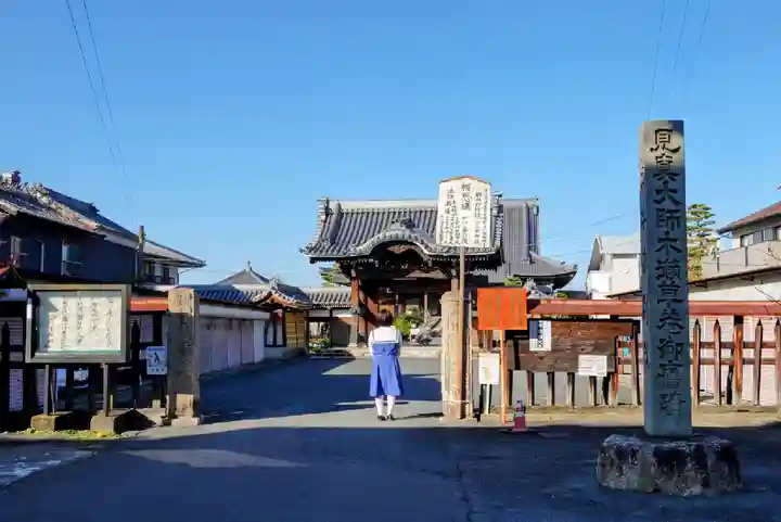 竹鼻別院の山門・神門