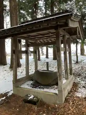 飯貝熊野神社の{uncategorized: "未分類", other: "その他", undefined: "問題あり", building: "その他建物", grave: "お墓", sacred_gate: "鳥居", guardian: "狛犬", statue: "像", buddha: "仏像", history: "歴史", nature: "自然", garden: "庭園", animal: "動物", pagoda: "塔", temizu: "手水舎", mountain_gate: "山門・神門", sanctuary: "本殿・本堂", subordinate: "末社・摂社", art: "芸術", scenery: "景色", jizo: "地蔵", ema: "絵馬", goshuin: "御朱印", omikuji: "おみくじ", items: "授与品その他", amulet: "お守り", goshuincho: "御朱印帳", eats: "食事", festival: "お祭り", votive_dance: "神楽", shichigosan: "七五三参", wedding: "結婚式", experience: "体験その他", initially: "初詣", around: "周辺", anti_infection: "感染症対策"}
