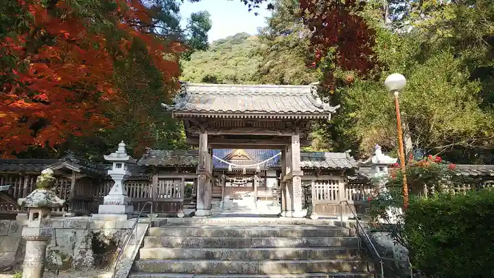 白山比咩神社の山門・神門