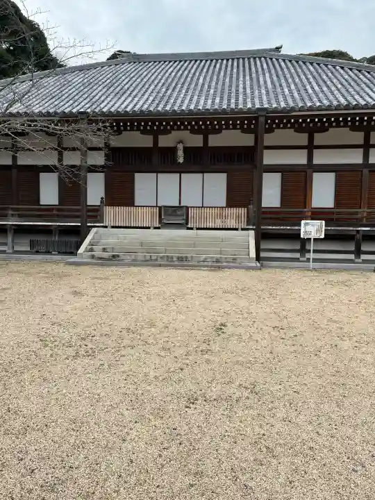 宗隣寺の{uncategorized: "未分類", other: "その他", undefined: "問題あり", building: "その他建物", grave: "お墓", sacred_gate: "鳥居", guardian: "狛犬", statue: "像", buddha: "仏像", history: "歴史", nature: "自然", garden: "庭園", animal: "動物", pagoda: "塔", temizu: "手水舎", mountain_gate: "山門・神門", sanctuary: "本殿・本堂", subordinate: "末社・摂社", art: "芸術", scenery: "景色", jizo: "地蔵", ema: "絵馬", goshuin: "御朱印", omikuji: "おみくじ", items: "授与品その他", amulet: "お守り", goshuincho: "御朱印帳", eats: "食事", festival: "お祭り", votive_dance: "神楽", shichigosan: "七五三参", wedding: "結婚式", experience: "体験その他", initially: "初詣", around: "周辺", anti_infection: "感染症対策"}