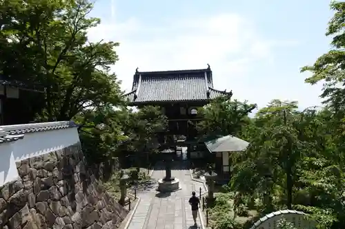 善峯寺の山門