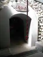 石籠山不動尊(岩屋不動尊)の本殿・本堂