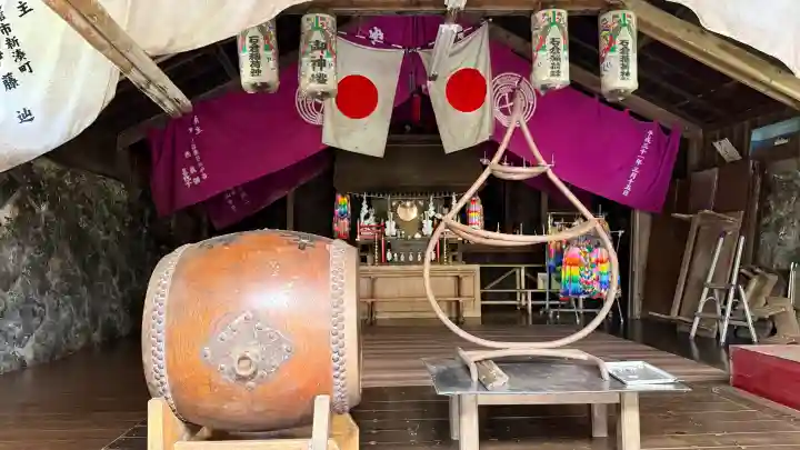 正一位石倉稲荷神社の{uncategorized: "未分類", other: "その他", undefined: "問題あり", building: "その他建物", grave: "お墓", sacred_gate: "鳥居", guardian: "狛犬", statue: "像", buddha: "仏像", history: "歴史", nature: "自然", garden: "庭園", animal: "動物", pagoda: "塔", temizu: "手水舎", mountain_gate: "山門・神門", sanctuary: "本殿・本堂", subordinate: "末社・摂社", art: "芸術", scenery: "景色", jizo: "地蔵", ema: "絵馬", goshuin: "御朱印", omikuji: "おみくじ", items: "授与品その他", amulet: "お守り", goshuincho: "御朱印帳", eats: "食事", festival: "お祭り", votive_dance: "神楽", shichigosan: "七五三参", wedding: "結婚式", experience: "体験その他", initially: "初詣", around: "周辺", anti_infection: "感染症対策"}