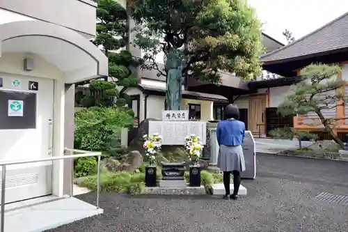 秀林寺の像
