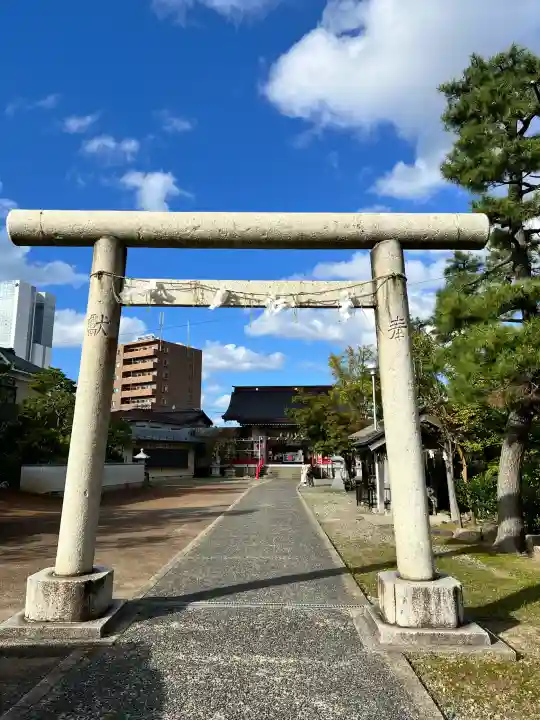 三社神社の{uncategorized: "未分類", other: "その他", undefined: "問題あり", building: "その他建物", grave: "お墓", sacred_gate: "鳥居", guardian: "狛犬", statue: "像", buddha: "仏像", history: "歴史", nature: "自然", garden: "庭園", animal: "動物", pagoda: "塔", temizu: "手水舎", mountain_gate: "山門・神門", sanctuary: "本殿・本堂", subordinate: "末社・摂社", art: "芸術", scenery: "景色", jizo: "地蔵", ema: "絵馬", goshuin: "御朱印", omikuji: "おみくじ", items: "授与品その他", amulet: "お守り", goshuincho: "御朱印帳", eats: "食事", festival: "お祭り", votive_dance: "神楽", shichigosan: "七五三参", wedding: "結婚式", experience: "体験その他", initially: "初詣", around: "周辺", anti_infection: "感染症対策"}