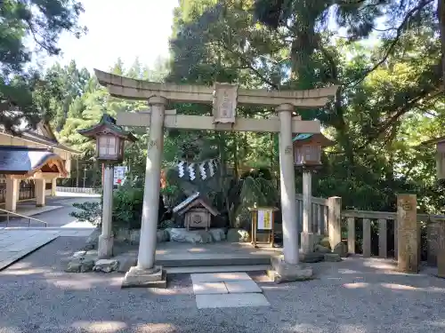 白山比咩神社の{uncategorized: "未分類", other: "その他", undefined: "問題あり", building: "その他建物", grave: "お墓", sacred_gate: "鳥居", guardian: "狛犬", statue: "像", buddha: "仏像", history: "歴史", nature: "自然", garden: "庭園", animal: "動物", pagoda: "塔", temizu: "手水舎", mountain_gate: "山門・神門", sanctuary: "本殿・本堂", subordinate: "末社・摂社", art: "芸術", scenery: "景色", jizo: "地蔵", ema: "絵馬", goshuin: "御朱印", omikuji: "おみくじ", items: "授与品その他", amulet: "お守り", goshuincho: "御朱印帳", eats: "食事", festival: "お祭り", votive_dance: "神楽", shichigosan: "七五三参", wedding: "結婚式", experience: "体験その他", initially: "初詣", around: "周辺", anti_infection: "感染症対策"}