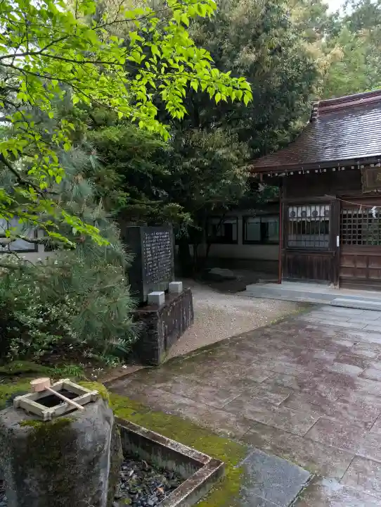 越中一宮 髙瀬神社の{uncategorized: "未分類", other: "その他", undefined: "問題あり", building: "その他建物", grave: "お墓", sacred_gate: "鳥居", guardian: "狛犬", statue: "像", buddha: "仏像", history: "歴史", nature: "自然", garden: "庭園", animal: "動物", pagoda: "塔", temizu: "手水舎", mountain_gate: "山門・神門", sanctuary: "本殿・本堂", subordinate: "末社・摂社", art: "芸術", scenery: "景色", jizo: "地蔵", ema: "絵馬", goshuin: "御朱印", omikuji: "おみくじ", items: "授与品その他", amulet: "お守り", goshuincho: "御朱印帳", eats: "食事", festival: "お祭り", votive_dance: "神楽", shichigosan: "七五三参", wedding: "結婚式", experience: "体験その他", initially: "初詣", around: "周辺", anti_infection: "感染症対策"}