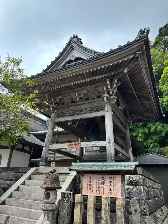 青岸渡寺の{uncategorized: "未分類", other: "その他", undefined: "問題あり", building: "その他建物", grave: "お墓", sacred_gate: "鳥居", guardian: "狛犬", statue: "像", buddha: "仏像", history: "歴史", nature: "自然", garden: "庭園", animal: "動物", pagoda: "塔", temizu: "手水舎", mountain_gate: "山門・神門", sanctuary: "本殿・本堂", subordinate: "末社・摂社", art: "芸術", scenery: "景色", jizo: "地蔵", ema: "絵馬", goshuin: "御朱印", omikuji: "おみくじ", items: "授与品その他", amulet: "お守り", goshuincho: "御朱印帳", eats: "食事", festival: "お祭り", votive_dance: "神楽", shichigosan: "七五三参", wedding: "結婚式", experience: "体験その他", initially: "初詣", around: "周辺", anti_infection: "感染症対策"}
