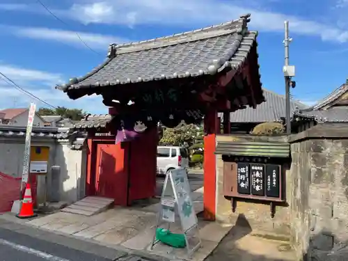 蓮華寺の山門