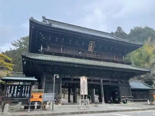 久遠寺の山門