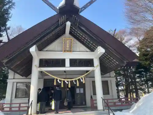 北広島市総鎮守　廣島神社の{uncategorized: "未分類", other: "その他", undefined: "問題あり", building: "その他建物", grave: "お墓", sacred_gate: "鳥居", guardian: "狛犬", statue: "像", buddha: "仏像", history: "歴史", nature: "自然", garden: "庭園", animal: "動物", pagoda: "塔", temizu: "手水舎", mountain_gate: "山門・神門", sanctuary: "本殿・本堂", subordinate: "末社・摂社", art: "芸術", scenery: "景色", jizo: "地蔵", ema: "絵馬", goshuin: "御朱印", omikuji: "おみくじ", items: "授与品その他", amulet: "お守り", goshuincho: "御朱印帳", eats: "食事", festival: "お祭り", votive_dance: "神楽", shichigosan: "七五三参", wedding: "結婚式", experience: "体験その他", initially: "初詣", around: "周辺", anti_infection: "感染症対策"}