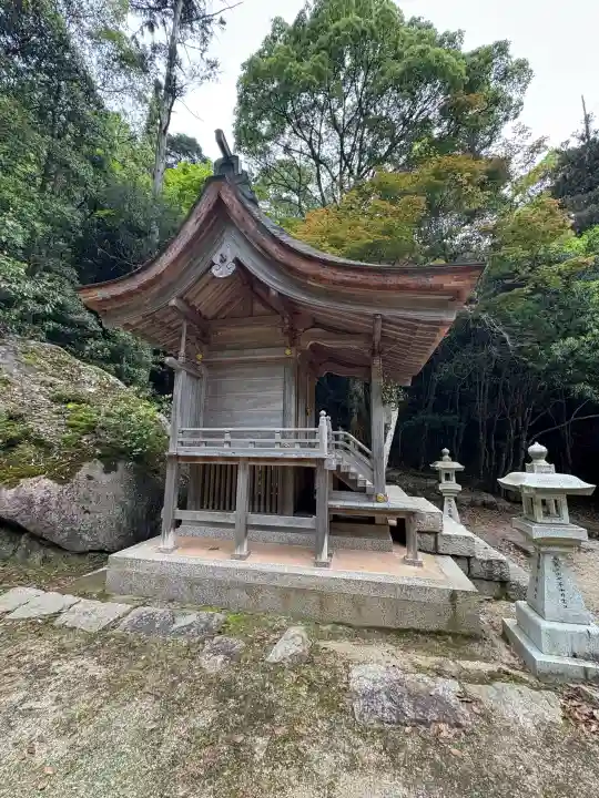 瀧宮神社の{uncategorized: "未分類", other: "その他", undefined: "問題あり", building: "その他建物", grave: "お墓", sacred_gate: "鳥居", guardian: "狛犬", statue: "像", buddha: "仏像", history: "歴史", nature: "自然", garden: "庭園", animal: "動物", pagoda: "塔", temizu: "手水舎", mountain_gate: "山門・神門", sanctuary: "本殿・本堂", subordinate: "末社・摂社", art: "芸術", scenery: "景色", jizo: "地蔵", ema: "絵馬", goshuin: "御朱印", omikuji: "おみくじ", items: "授与品その他", amulet: "お守り", goshuincho: "御朱印帳", eats: "食事", festival: "お祭り", votive_dance: "神楽", shichigosan: "七五三参", wedding: "結婚式", experience: "体験その他", initially: "初詣", around: "周辺", anti_infection: "感染症対策"}
