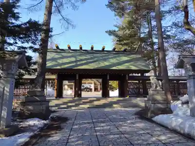 帯廣神社の山門・神門