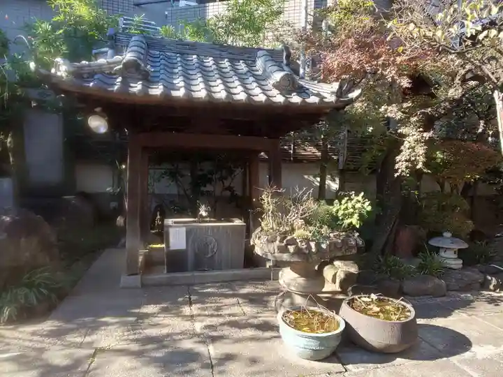 成就院の手水舎