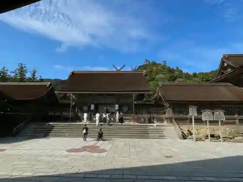 出雲大社の{uncategorized: "未分類", other: "その他", undefined: "問題あり", building: "その他建物", grave: "お墓", sacred_gate: "鳥居", guardian: "狛犬", statue: "像", buddha: "仏像", history: "歴史", nature: "自然", garden: "庭園", animal: "動物", pagoda: "塔", temizu: "手水舎", mountain_gate: "山門・神門", sanctuary: "本殿・本堂", subordinate: "末社・摂社", art: "芸術", scenery: "景色", jizo: "地蔵", ema: "絵馬", goshuin: "御朱印", omikuji: "おみくじ", items: "授与品その他", amulet: "お守り", goshuincho: "御朱印帳", eats: "食事", festival: "お祭り", votive_dance: "神楽", shichigosan: "七五三参", wedding: "結婚式", experience: "体験その他", initially: "初詣", around: "周辺", anti_infection: "感染症対策"}
