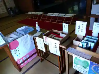 櫟原神社の{uncategorized: "未分類", other: "その他", undefined: "問題あり", building: "その他建物", grave: "お墓", sacred_gate: "鳥居", guardian: "狛犬", statue: "像", buddha: "仏像", history: "歴史", nature: "自然", garden: "庭園", animal: "動物", pagoda: "塔", temizu: "手水舎", mountain_gate: "山門・神門", sanctuary: "本殿・本堂", subordinate: "末社・摂社", art: "芸術", scenery: "景色", jizo: "地蔵", ema: "絵馬", goshuin: "御朱印", omikuji: "おみくじ", items: "授与品その他", amulet: "お守り", goshuincho: "御朱印帳", eats: "食事", festival: "お祭り", votive_dance: "神楽", shichigosan: "七五三参", wedding: "結婚式", experience: "体験その他", initially: "初詣", around: "周辺", anti_infection: "感染症対策"}