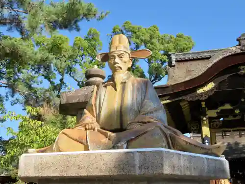 豊国神社の像