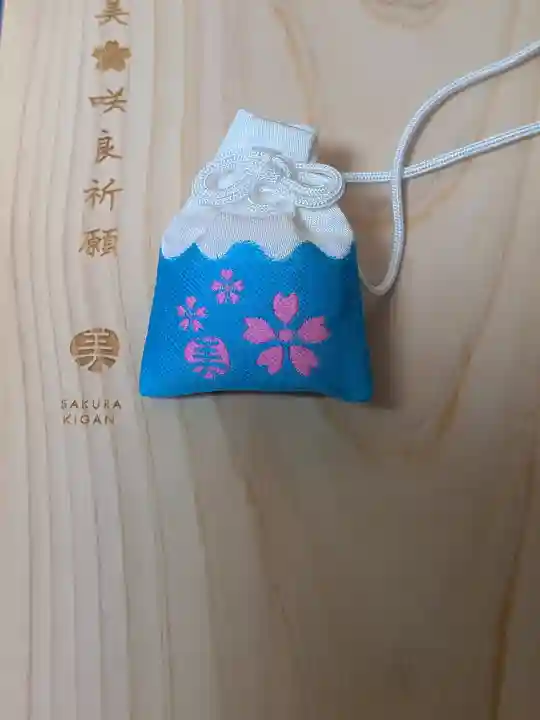 富士山本宮浅間大社の{uncategorized: "未分類", other: "その他", undefined: "問題あり", building: "その他建物", grave: "お墓", sacred_gate: "鳥居", guardian: "狛犬", statue: "像", buddha: "仏像", history: "歴史", nature: "自然", garden: "庭園", animal: "動物", pagoda: "塔", temizu: "手水舎", mountain_gate: "山門・神門", sanctuary: "本殿・本堂", subordinate: "末社・摂社", art: "芸術", scenery: "景色", jizo: "地蔵", ema: "絵馬", goshuin: "御朱印", omikuji: "おみくじ", items: "授与品その他", amulet: "お守り", goshuincho: "御朱印帳", eats: "食事", festival: "お祭り", votive_dance: "神楽", shichigosan: "七五三参", wedding: "結婚式", experience: "体験その他", initially: "初詣", around: "周辺", anti_infection: "感染症対策"}