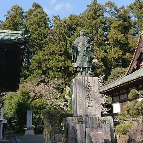 富士山法華本門寺根源の像