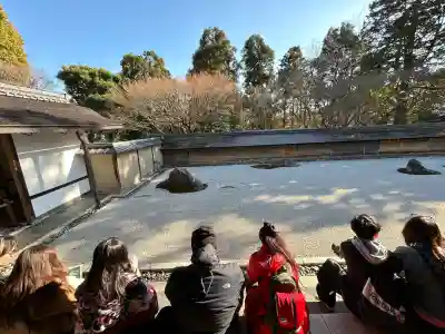 龍安寺の{uncategorized: "未分類", other: "その他", undefined: "問題あり", building: "その他建物", grave: "お墓", sacred_gate: "鳥居", guardian: "狛犬", statue: "像", buddha: "仏像", history: "歴史", nature: "自然", garden: "庭園", animal: "動物", pagoda: "塔", temizu: "手水舎", mountain_gate: "山門・神門", sanctuary: "本殿・本堂", subordinate: "末社・摂社", art: "芸術", scenery: "景色", jizo: "地蔵", ema: "絵馬", goshuin: "御朱印", omikuji: "おみくじ", items: "授与品その他", amulet: "お守り", goshuincho: "御朱印帳", eats: "食事", festival: "お祭り", votive_dance: "神楽", shichigosan: "七五三参", wedding: "結婚式", experience: "体験その他", initially: "初詣", around: "周辺", anti_infection: "感染症対策"}