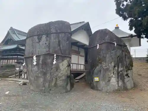 三ツ石神社(岩手県)
