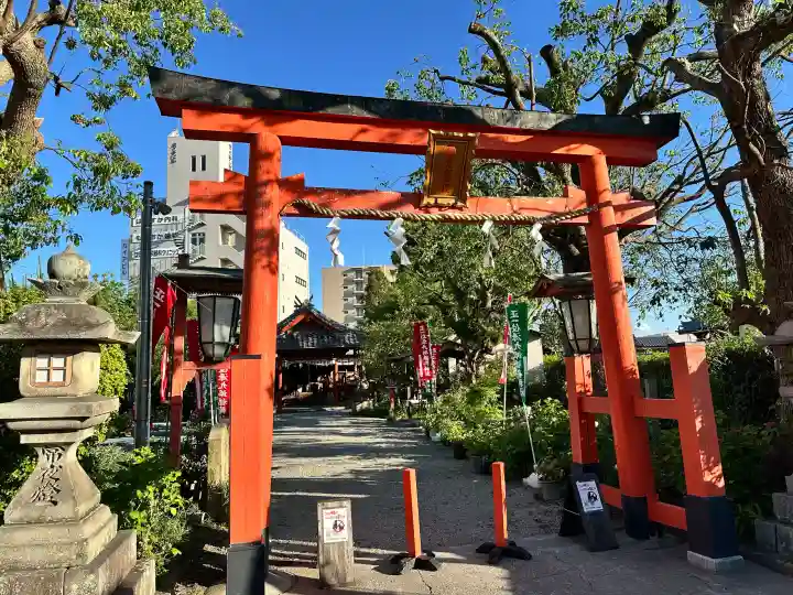 源九郎稲荷神社の{uncategorized: "未分類", other: "その他", undefined: "問題あり", building: "その他建物", grave: "お墓", sacred_gate: "鳥居", guardian: "狛犬", statue: "像", buddha: "仏像", history: "歴史", nature: "自然", garden: "庭園", animal: "動物", pagoda: "塔", temizu: "手水舎", mountain_gate: "山門・神門", sanctuary: "本殿・本堂", subordinate: "末社・摂社", art: "芸術", scenery: "景色", jizo: "地蔵", ema: "絵馬", goshuin: "御朱印", omikuji: "おみくじ", items: "授与品その他", amulet: "お守り", goshuincho: "御朱印帳", eats: "食事", festival: "お祭り", votive_dance: "神楽", shichigosan: "七五三参", wedding: "結婚式", experience: "体験その他", initially: "初詣", around: "周辺", anti_infection: "感染症対策"}