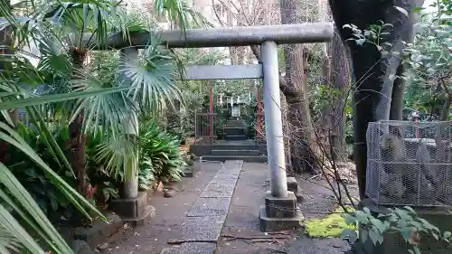 新橋鹽竃神社の鳥居