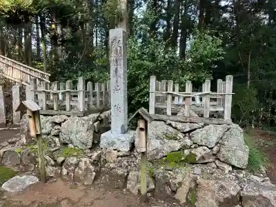 温泉神社の{uncategorized: "未分類", other: "その他", undefined: "問題あり", building: "その他建物", grave: "お墓", sacred_gate: "鳥居", guardian: "狛犬", statue: "像", buddha: "仏像", history: "歴史", nature: "自然", garden: "庭園", animal: "動物", pagoda: "塔", temizu: "手水舎", mountain_gate: "山門・神門", sanctuary: "本殿・本堂", subordinate: "末社・摂社", art: "芸術", scenery: "景色", jizo: "地蔵", ema: "絵馬", goshuin: "御朱印", omikuji: "おみくじ", items: "授与品その他", amulet: "お守り", goshuincho: "御朱印帳", eats: "食事", festival: "お祭り", votive_dance: "神楽", shichigosan: "七五三参", wedding: "結婚式", experience: "体験その他", initially: "初詣", around: "周辺", anti_infection: "感染症対策"}