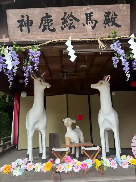 砥鹿神社(里宮)の{uncategorized: "未分類", other: "その他", undefined: "問題あり", building: "その他建物", grave: "お墓", sacred_gate: "鳥居", guardian: "狛犬", statue: "像", buddha: "仏像", history: "歴史", nature: "自然", garden: "庭園", animal: "動物", pagoda: "塔", temizu: "手水舎", mountain_gate: "山門・神門", sanctuary: "本殿・本堂", subordinate: "末社・摂社", art: "芸術", scenery: "景色", jizo: "地蔵", ema: "絵馬", goshuin: "御朱印", omikuji: "おみくじ", items: "授与品その他", amulet: "お守り", goshuincho: "御朱印帳", eats: "食事", festival: "お祭り", votive_dance: "神楽", shichigosan: "七五三参", wedding: "結婚式", experience: "体験その他", initially: "初詣", around: "周辺", anti_infection: "感染症対策"}
