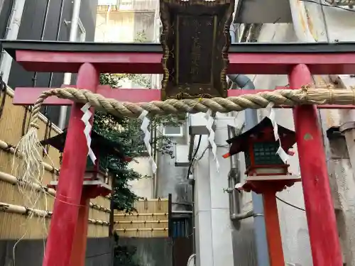御手洗稲荷神社の{uncategorized: "未分類", other: "その他", undefined: "問題あり", building: "その他建物", grave: "お墓", sacred_gate: "鳥居", guardian: "狛犬", statue: "像", buddha: "仏像", history: "歴史", nature: "自然", garden: "庭園", animal: "動物", pagoda: "塔", temizu: "手水舎", mountain_gate: "山門・神門", sanctuary: "本殿・本堂", subordinate: "末社・摂社", art: "芸術", scenery: "景色", jizo: "地蔵", ema: "絵馬", goshuin: "御朱印", omikuji: "おみくじ", items: "授与品その他", amulet: "お守り", goshuincho: "御朱印帳", eats: "食事", festival: "お祭り", votive_dance: "神楽", shichigosan: "七五三参", wedding: "結婚式", experience: "体験その他", initially: "初詣", around: "周辺", anti_infection: "感染症対策"}