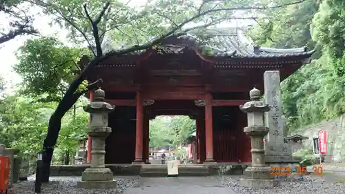 那古寺の山門