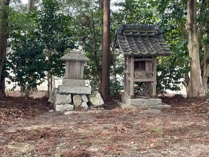 十二神社の{uncategorized: "未分類", other: "その他", undefined: "問題あり", building: "その他建物", grave: "お墓", sacred_gate: "鳥居", guardian: "狛犬", statue: "像", buddha: "仏像", history: "歴史", nature: "自然", garden: "庭園", animal: "動物", pagoda: "塔", temizu: "手水舎", mountain_gate: "山門・神門", sanctuary: "本殿・本堂", subordinate: "末社・摂社", art: "芸術", scenery: "景色", jizo: "地蔵", ema: "絵馬", goshuin: "御朱印", omikuji: "おみくじ", items: "授与品その他", amulet: "お守り", goshuincho: "御朱印帳", eats: "食事", festival: "お祭り", votive_dance: "神楽", shichigosan: "七五三参", wedding: "結婚式", experience: "体験その他", initially: "初詣", around: "周辺", anti_infection: "感染症対策"}