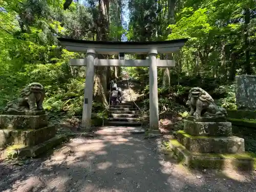 十和田神社の{uncategorized: "未分類", other: "その他", undefined: "問題あり", building: "その他建物", grave: "お墓", sacred_gate: "鳥居", guardian: "狛犬", statue: "像", buddha: "仏像", history: "歴史", nature: "自然", garden: "庭園", animal: "動物", pagoda: "塔", temizu: "手水舎", mountain_gate: "山門・神門", sanctuary: "本殿・本堂", subordinate: "末社・摂社", art: "芸術", scenery: "景色", jizo: "地蔵", ema: "絵馬", goshuin: "御朱印", omikuji: "おみくじ", items: "授与品その他", amulet: "お守り", goshuincho: "御朱印帳", eats: "食事", festival: "お祭り", votive_dance: "神楽", shichigosan: "七五三参", wedding: "結婚式", experience: "体験その他", initially: "初詣", around: "周辺", anti_infection: "感染症対策"}
