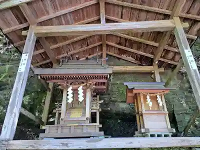 お社から龍神の瀧へ向かう途中に「東照宮」さまと「水神」さまが祀られていました。