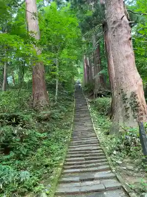 出羽神社(出羽三山神社)~三神合祭殿~の{uncategorized: "未分類", other: "その他", undefined: "問題あり", building: "その他建物", grave: "お墓", sacred_gate: "鳥居", guardian: "狛犬", statue: "像", buddha: "仏像", history: "歴史", nature: "自然", garden: "庭園", animal: "動物", pagoda: "塔", temizu: "手水舎", mountain_gate: "山門・神門", sanctuary: "本殿・本堂", subordinate: "末社・摂社", art: "芸術", scenery: "景色", jizo: "地蔵", ema: "絵馬", goshuin: "御朱印", omikuji: "おみくじ", items: "授与品その他", amulet: "お守り", goshuincho: "御朱印帳", eats: "食事", festival: "お祭り", votive_dance: "神楽", shichigosan: "七五三参", wedding: "結婚式", experience: "体験その他", initially: "初詣", around: "周辺", anti_infection: "感染症対策"}