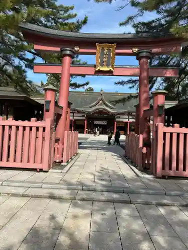 氣比神宮の{uncategorized: "未分類", other: "その他", undefined: "問題あり", building: "その他建物", grave: "お墓", sacred_gate: "鳥居", guardian: "狛犬", statue: "像", buddha: "仏像", history: "歴史", nature: "自然", garden: "庭園", animal: "動物", pagoda: "塔", temizu: "手水舎", mountain_gate: "山門・神門", sanctuary: "本殿・本堂", subordinate: "末社・摂社", art: "芸術", scenery: "景色", jizo: "地蔵", ema: "絵馬", goshuin: "御朱印", omikuji: "おみくじ", items: "授与品その他", amulet: "お守り", goshuincho: "御朱印帳", eats: "食事", festival: "お祭り", votive_dance: "神楽", shichigosan: "七五三参", wedding: "結婚式", experience: "体験その他", initially: "初詣", around: "周辺", anti_infection: "感染症対策"}