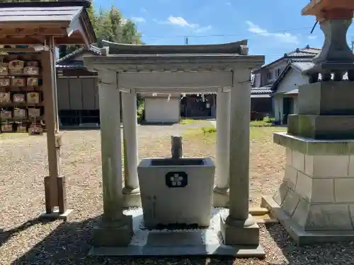  三嶋神社の{uncategorized: "未分類", other: "その他", undefined: "問題あり", building: "その他建物", grave: "お墓", sacred_gate: "鳥居", guardian: "狛犬", statue: "像", buddha: "仏像", history: "歴史", nature: "自然", garden: "庭園", animal: "動物", pagoda: "塔", temizu: "手水舎", mountain_gate: "山門・神門", sanctuary: "本殿・本堂", subordinate: "末社・摂社", art: "芸術", scenery: "景色", jizo: "地蔵", ema: "絵馬", goshuin: "御朱印", omikuji: "おみくじ", items: "授与品その他", amulet: "お守り", goshuincho: "御朱印帳", eats: "食事", festival: "お祭り", votive_dance: "神楽", shichigosan: "七五三参", wedding: "結婚式", experience: "体験その他", initially: "初詣", around: "周辺", anti_infection: "感染症対策"}