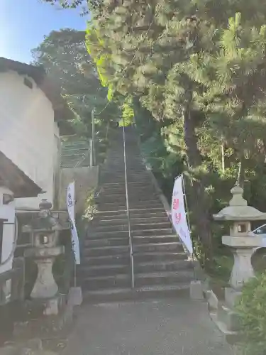 熊野神社の{uncategorized: "未分類", other: "その他", undefined: "問題あり", building: "その他建物", grave: "お墓", sacred_gate: "鳥居", guardian: "狛犬", statue: "像", buddha: "仏像", history: "歴史", nature: "自然", garden: "庭園", animal: "動物", pagoda: "塔", temizu: "手水舎", mountain_gate: "山門・神門", sanctuary: "本殿・本堂", subordinate: "末社・摂社", art: "芸術", scenery: "景色", jizo: "地蔵", ema: "絵馬", goshuin: "御朱印", omikuji: "おみくじ", items: "授与品その他", amulet: "お守り", goshuincho: "御朱印帳", eats: "食事", festival: "お祭り", votive_dance: "神楽", shichigosan: "七五三参", wedding: "結婚式", experience: "体験その他", initially: "初詣", around: "周辺", anti_infection: "感染症対策"}
