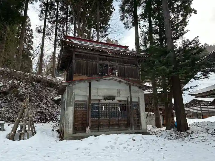湯澤神社の{uncategorized: "未分類", other: "その他", undefined: "問題あり", building: "その他建物", grave: "お墓", sacred_gate: "鳥居", guardian: "狛犬", statue: "像", buddha: "仏像", history: "歴史", nature: "自然", garden: "庭園", animal: "動物", pagoda: "塔", temizu: "手水舎", mountain_gate: "山門・神門", sanctuary: "本殿・本堂", subordinate: "末社・摂社", art: "芸術", scenery: "景色", jizo: "地蔵", ema: "絵馬", goshuin: "御朱印", omikuji: "おみくじ", items: "授与品その他", amulet: "お守り", goshuincho: "御朱印帳", eats: "食事", festival: "お祭り", votive_dance: "神楽", shichigosan: "七五三参", wedding: "結婚式", experience: "体験その他", initially: "初詣", around: "周辺", anti_infection: "感染症対策"}