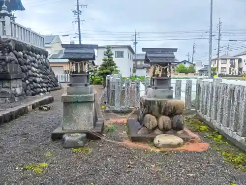 神明神社の{uncategorized: "未分類", other: "その他", undefined: "問題あり", building: "その他建物", grave: "お墓", sacred_gate: "鳥居", guardian: "狛犬", statue: "像", buddha: "仏像", history: "歴史", nature: "自然", garden: "庭園", animal: "動物", pagoda: "塔", temizu: "手水舎", mountain_gate: "山門・神門", sanctuary: "本殿・本堂", subordinate: "末社・摂社", art: "芸術", scenery: "景色", jizo: "地蔵", ema: "絵馬", goshuin: "御朱印", omikuji: "おみくじ", items: "授与品その他", amulet: "お守り", goshuincho: "御朱印帳", eats: "食事", festival: "お祭り", votive_dance: "神楽", shichigosan: "七五三参", wedding: "結婚式", experience: "体験その他", initially: "初詣", around: "周辺", anti_infection: "感染症対策"}