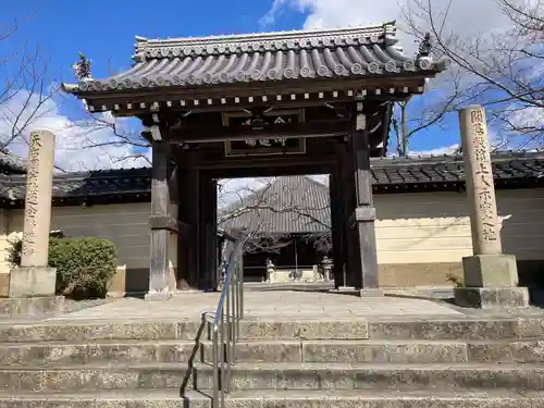 教信寺の山門