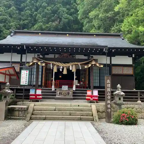 宝珠山 立石寺の本殿