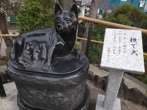 鎮守氷川神社の像