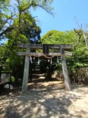 登彌神社の{uncategorized: "未分類", other: "その他", undefined: "問題あり", building: "その他建物", grave: "お墓", sacred_gate: "鳥居", guardian: "狛犬", statue: "像", buddha: "仏像", history: "歴史", nature: "自然", garden: "庭園", animal: "動物", pagoda: "塔", temizu: "手水舎", mountain_gate: "山門・神門", sanctuary: "本殿・本堂", subordinate: "末社・摂社", art: "芸術", scenery: "景色", jizo: "地蔵", ema: "絵馬", goshuin: "御朱印", omikuji: "おみくじ", items: "授与品その他", amulet: "お守り", goshuincho: "御朱印帳", eats: "食事", festival: "お祭り", votive_dance: "神楽", shichigosan: "七五三参", wedding: "結婚式", experience: "体験その他", initially: "初詣", around: "周辺", anti_infection: "感染症対策"}