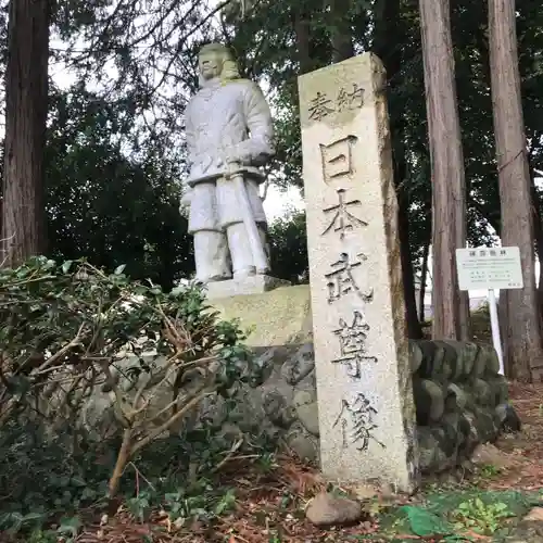 草薙神社の像