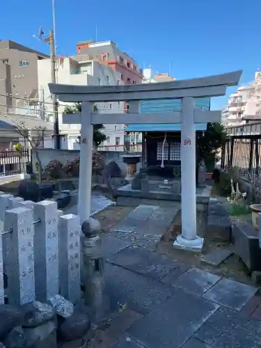 榎稲荷神社の{uncategorized: "未分類", other: "その他", undefined: "問題あり", building: "その他建物", grave: "お墓", sacred_gate: "鳥居", guardian: "狛犬", statue: "像", buddha: "仏像", history: "歴史", nature: "自然", garden: "庭園", animal: "動物", pagoda: "塔", temizu: "手水舎", mountain_gate: "山門・神門", sanctuary: "本殿・本堂", subordinate: "末社・摂社", art: "芸術", scenery: "景色", jizo: "地蔵", ema: "絵馬", goshuin: "御朱印", omikuji: "おみくじ", items: "授与品その他", amulet: "お守り", goshuincho: "御朱印帳", eats: "食事", festival: "お祭り", votive_dance: "神楽", shichigosan: "七五三参", wedding: "結婚式", experience: "体験その他", initially: "初詣", around: "周辺", anti_infection: "感染症対策"}