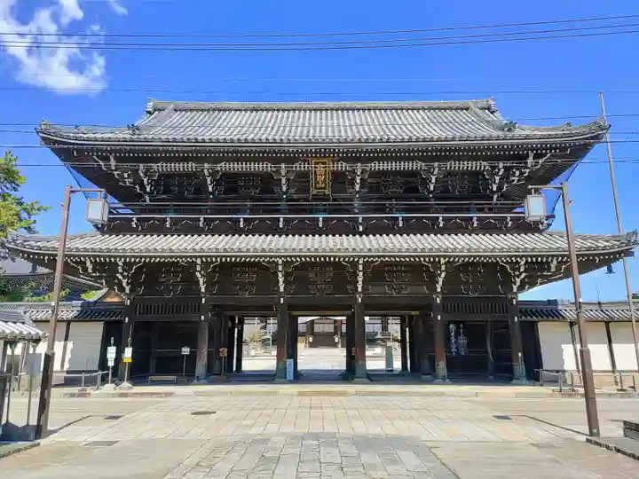 本山専修寺の山門・神門